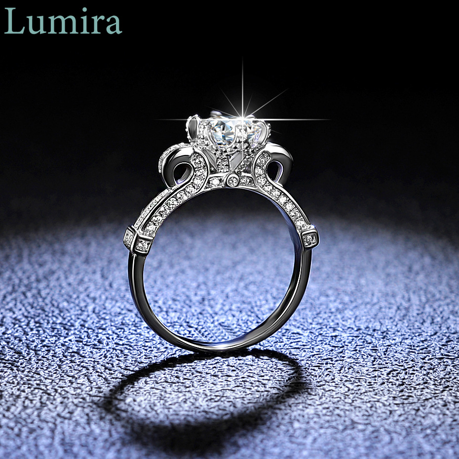 Moissanite Engagement Ring 1 Carat - แหวนโมอิสซาไนต์ทรงดอกไม้ 6 ก้าน 1 กะรัต รุ่นลูมิรา