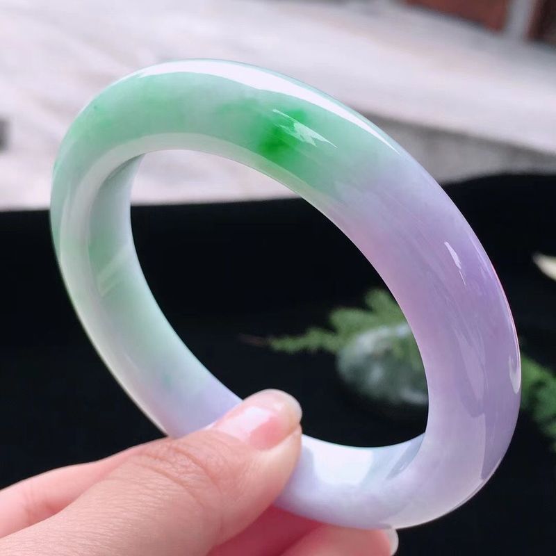 Bracelets - ธรรมชาติ, เนื้อสัมผัสเย็นเหมือนน้ำแข็ง, สีเขียวสดใส, โทนสีที่ให้ความรู้สึกเหมือนฤดูใบไม้ผลิ, และกำไลหยกสีม่วง เหมาะสำหรับทั้งผู้ชาย
