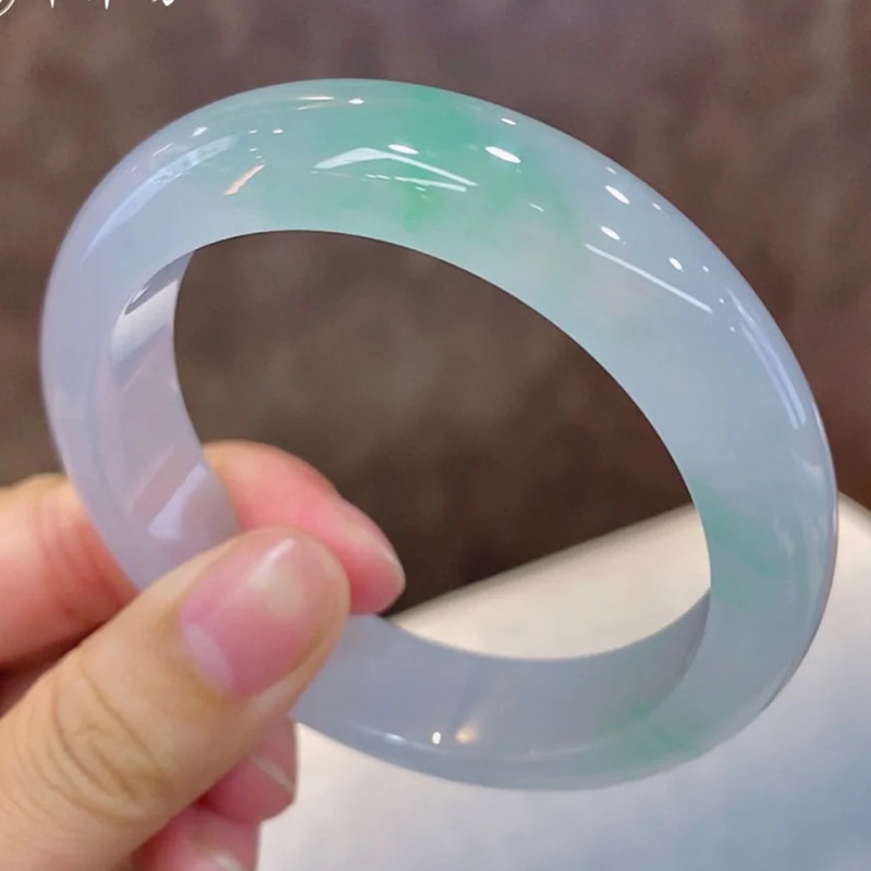 Bracelets - สร้อยข้อมือธรรมชาติ เนื้อสัมผัสคล้ายน้ำแข็ง สีเข้มพร้อมลวดลายลอยตัว หยกสีเขียวอ่อน