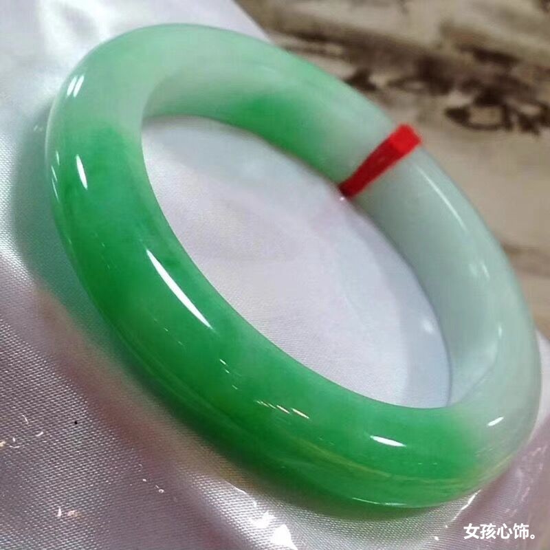 Bracelets - สร้อยข้อมือที่ทำจากหยกคุณภาพสูง มีลักษณะเป็นธรรมชาติ กลมสมบูรณ์ มีสีเขียวสดใส และให้ความรู้สึกเย็นเหมือนน้ำแข็ง