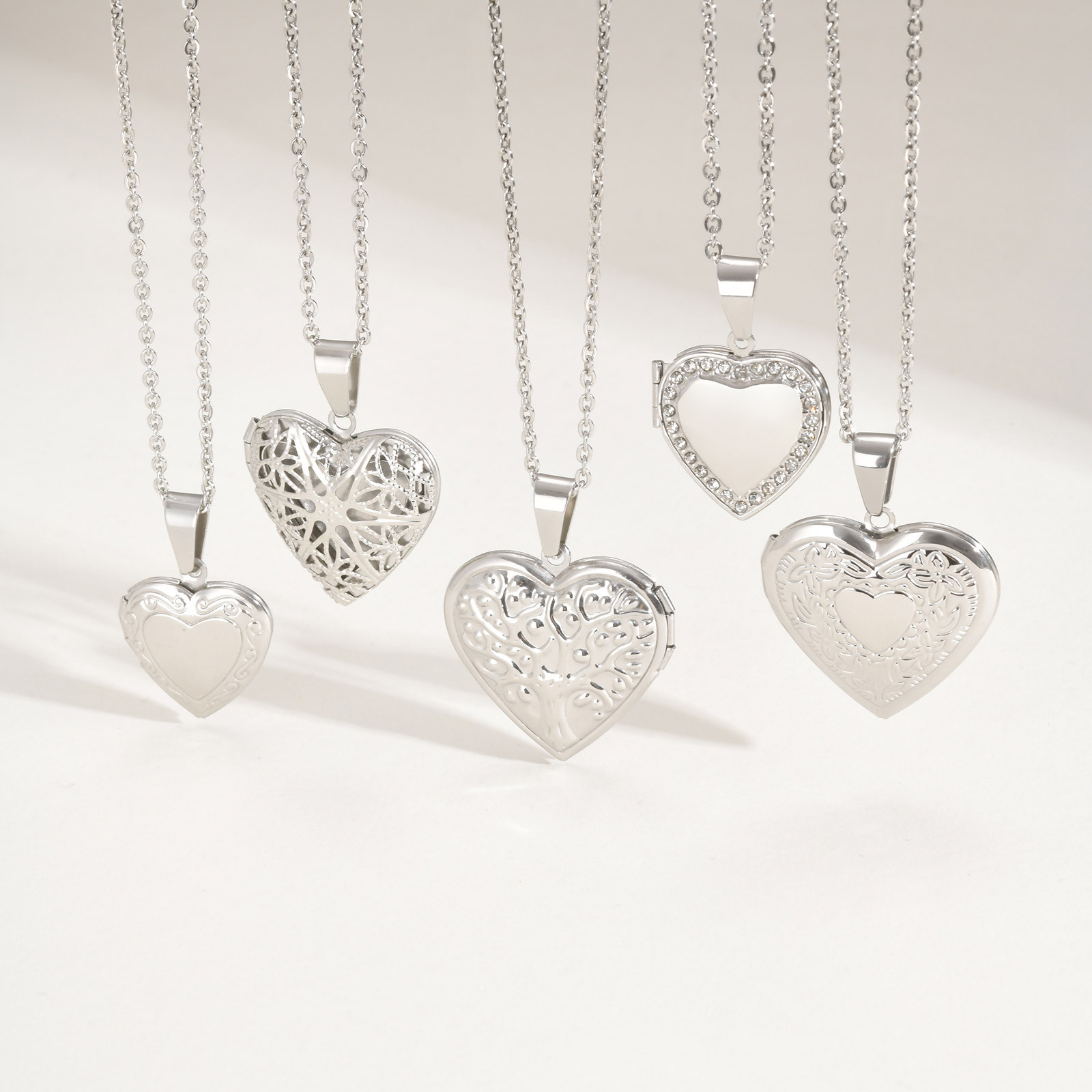 Heart Locket Necklace Photo - Vnox ไม่เคยจางหายสีเงินสแตนเลสผู้หญิงจี้ล็อกเกต, สร้อยคอจี้หัวใจแบบเปิดได้, ปกดอกไม้ต้นไม้ชีวิต